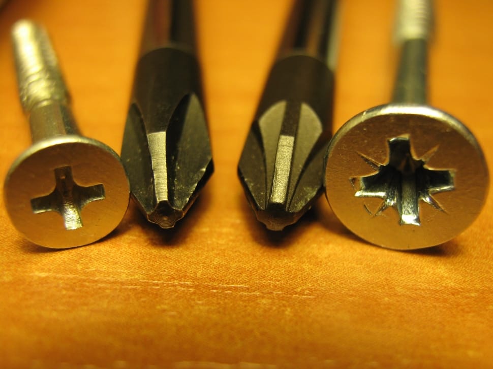 phillips-screwdriver-vs-japanese-industrial-standard-screwdriver